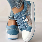 Sneaker in Jeans-Optik mit Pünktchen und Blumendetail – Damen