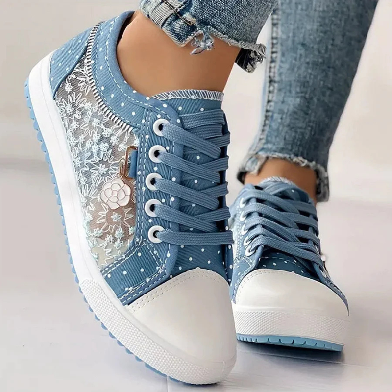 Sneaker in Jeans-Optik mit Pünktchen und Blumendetail – Damen