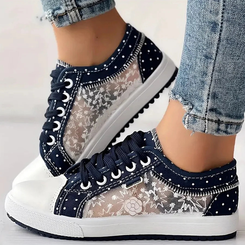 Sneaker in Jeans-Optik mit Pünktchen und Blumendetail – Damen