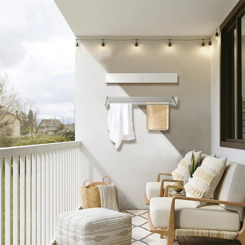 Klappbarer Wand-Wäscheständer – auf dem Balkon