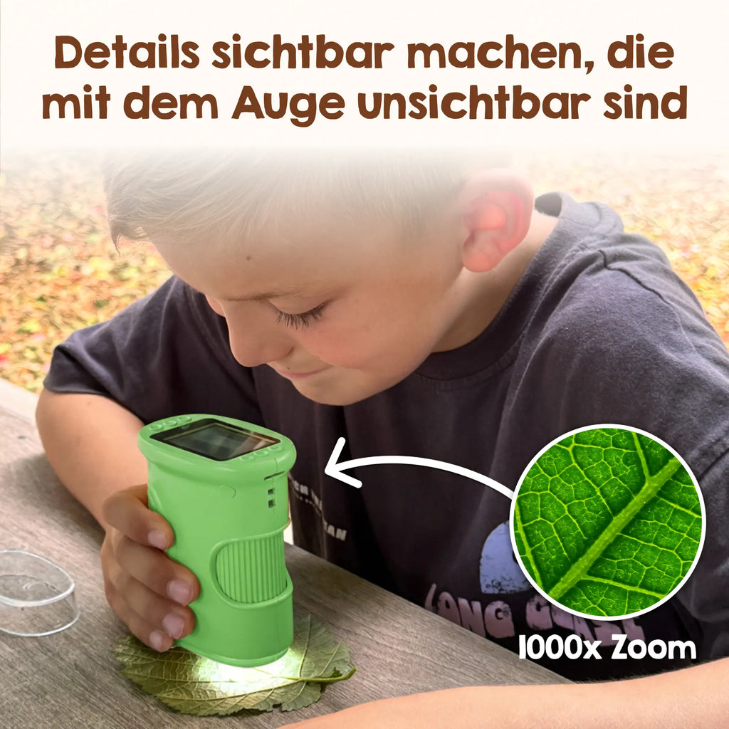 Ein Kind untersucht im Freien ein grünes Blatt mit dem Edubini Abenteuer-Mikroskop (Geschenk-Starterset); ein Ausschnitt zeigt die komplexen Blattstrukturen bei 1000-facher Vergrößerung. Ein deutscher Text erklärt, wie unsichtbare Details sichtbar werden, und stellt dieses Edubini-Mikroskop für Kinder als das perfekte Geschenk zum Forschen vor.