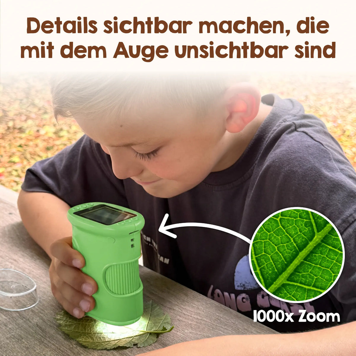 Ein Kind untersucht im Freien ein grünes Blatt mit dem Edubini Abenteuer-Mikroskop (Geschenk-Starterset); ein Ausschnitt zeigt die komplexen Blattstrukturen bei 1000-facher Vergrößerung. Ein deutscher Text erklärt, wie unsichtbare Details sichtbar werden, und stellt dieses Edubini-Mikroskop für Kinder als das perfekte Geschenk zum Forschen vor.