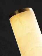 Wandleuchte in Alabasteroptik – schlanke Leuchtsäule