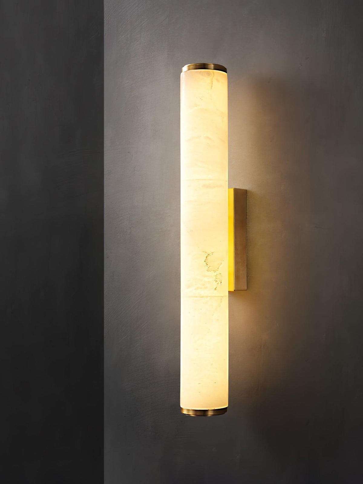 Wandleuchte in Alabasteroptik – schlanke Leuchtsäule