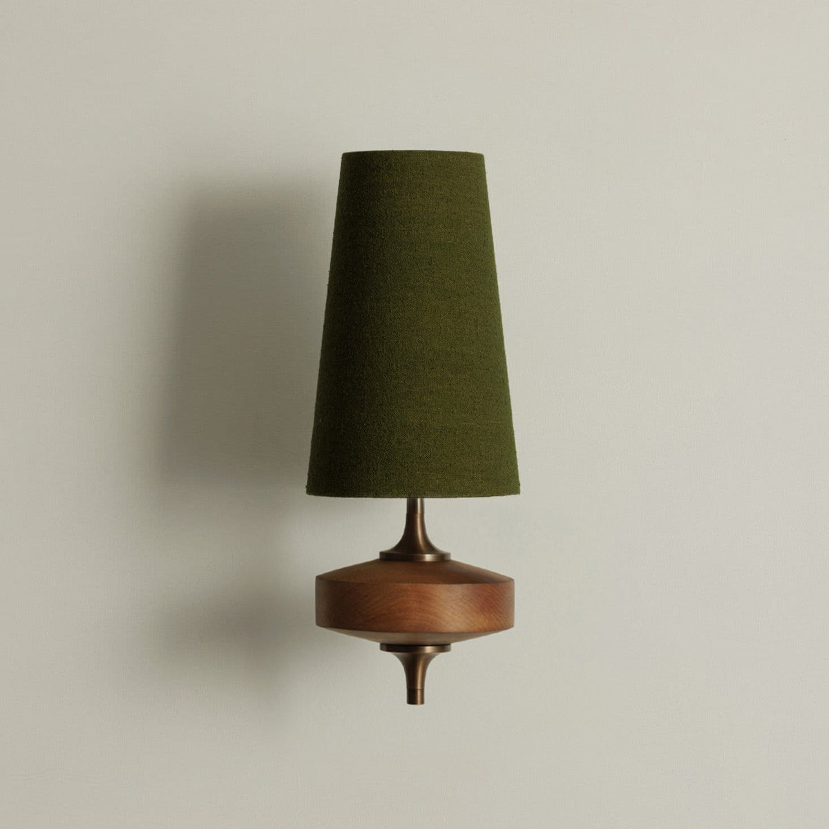 Wandleuchte mit Stoffschirm und Holzoptik