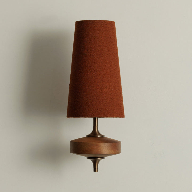 Wandleuchte mit Stoffschirm und Holzoptik